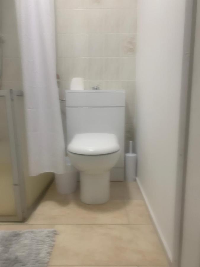 Debbie'S Digs Hotel Ashford  Bagian luar foto